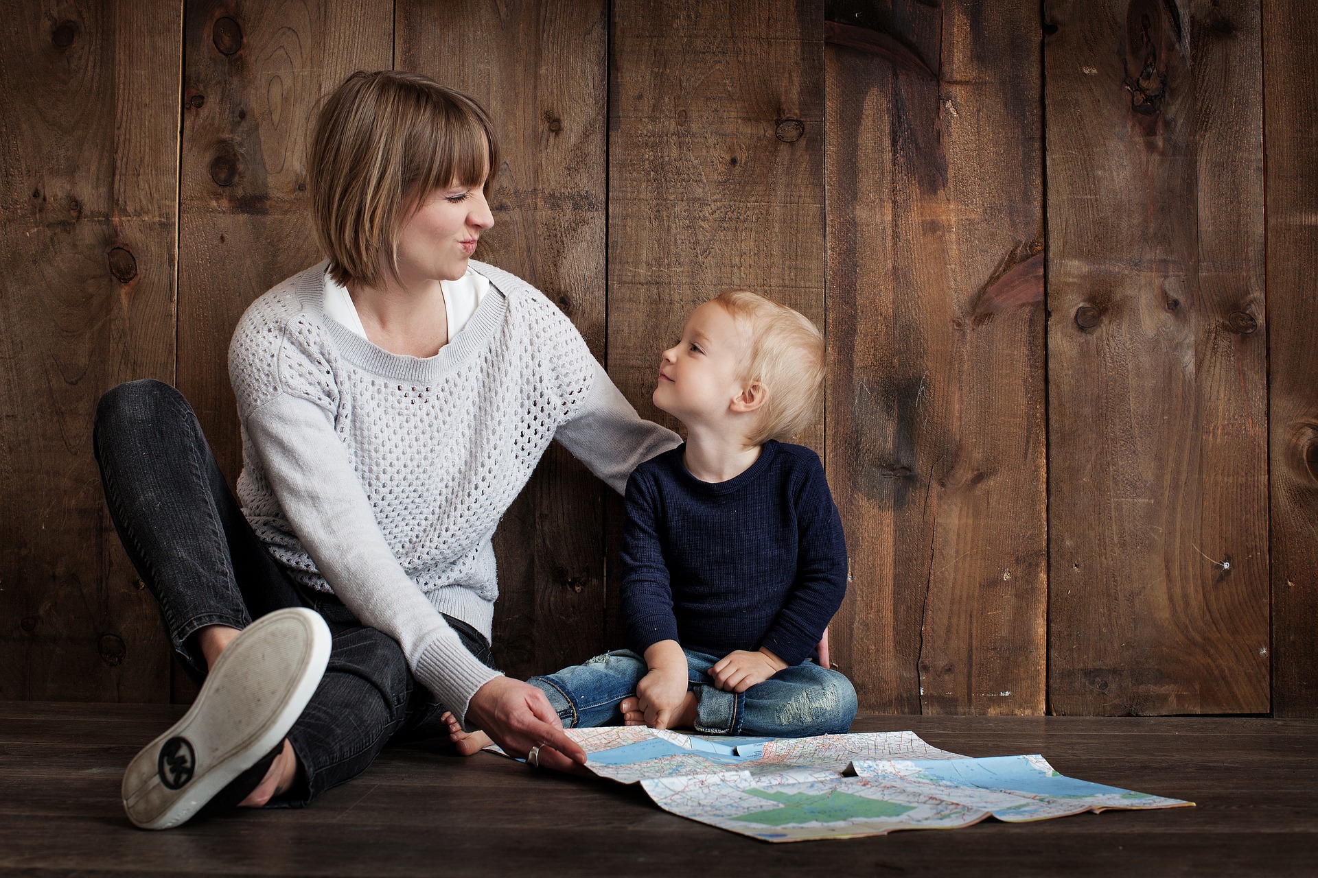 family-1784371_1920 Mutter und kleines Kind sitzen auf dem Boden und schauen sich an