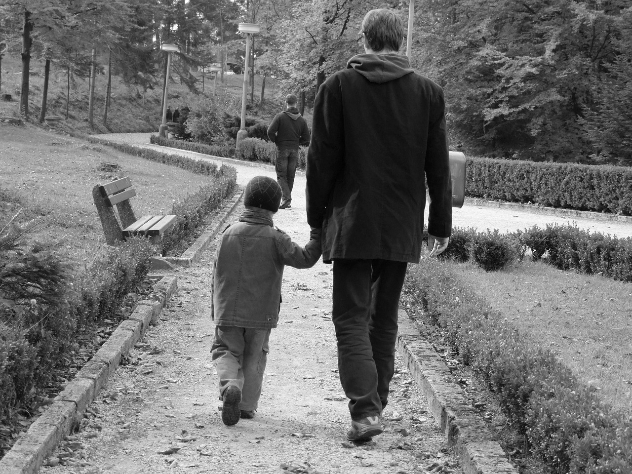 family-436831_1280 Vater mit einem Kind an der Hand als Sinnbild für das Erwachsenen-Ich