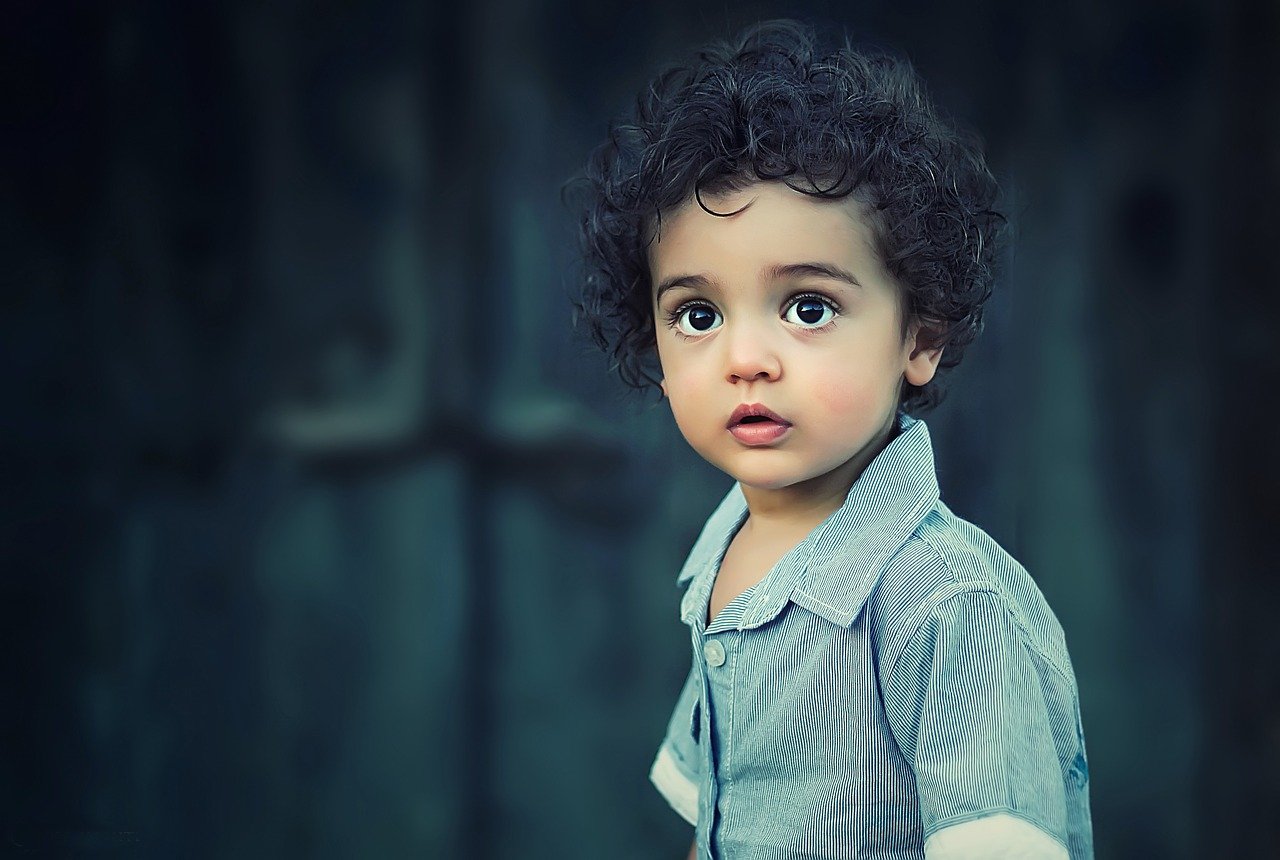 child-817373_1280 Ängstlich blickendes Kind als Sinnbild für das angepasste innere Kind