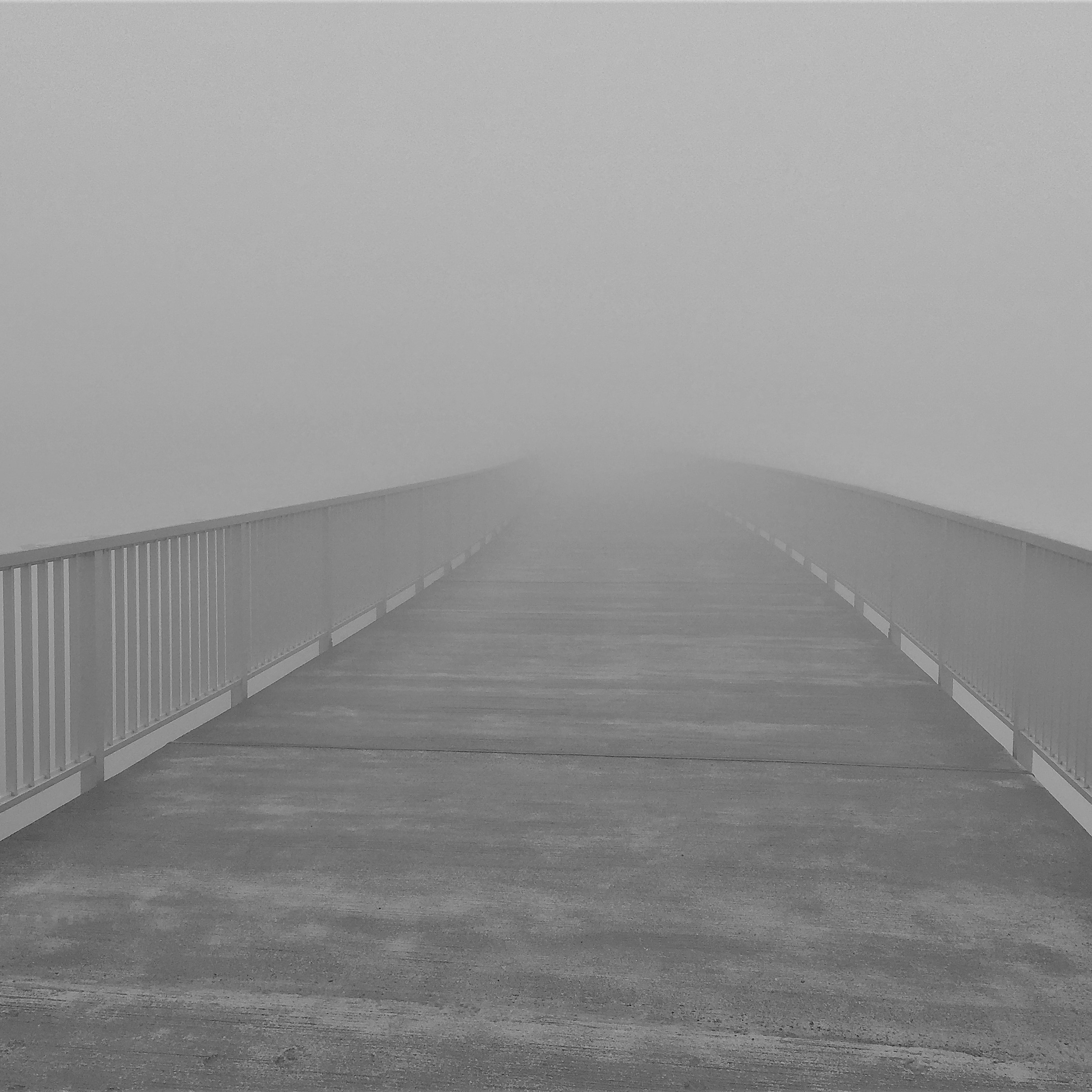 Brücke im Nebel als Sinnbild für Motivationssprüche für die Arbeit