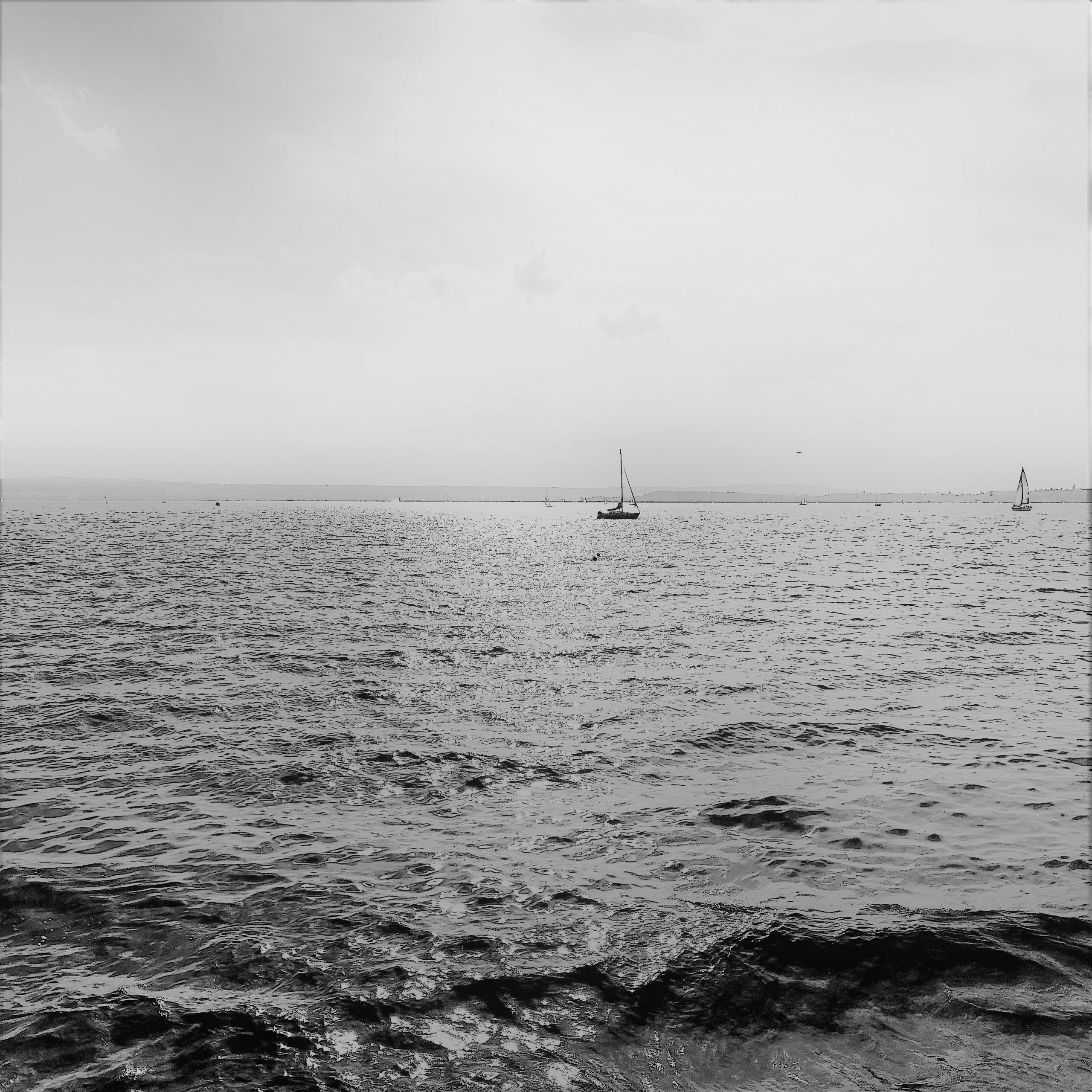Segelboot auf dem Wasser ls Sinnbild für einen Motivationsspruch