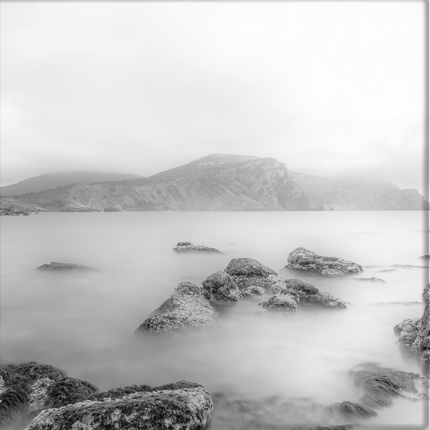 Wasser und Steine im Nebel ls Sinnbild für einen Motivationsspruch