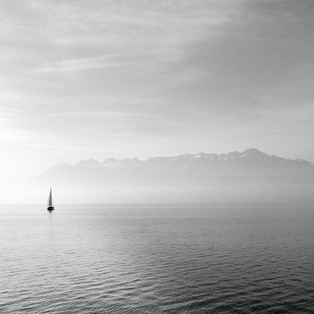 Segelboot im Licht ls Sinnbild für einen Motivationsspruch