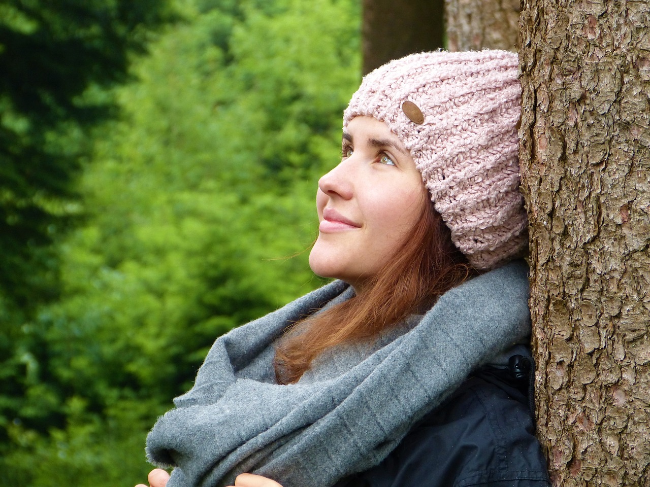 woman-3411790_1280 Junge Frau an einem Baum als Sinnbild für inneren Frieden