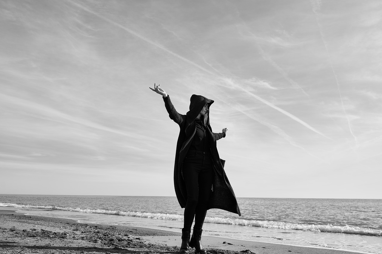 portrait-4130603_1280 Junge Frau mit offenen Armen am Strand