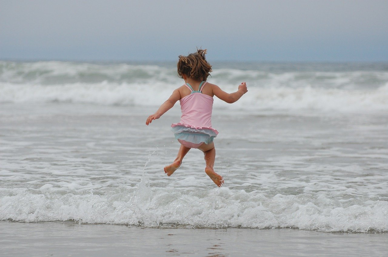 girl-495923_1280 Kind hüpft am Strand in die Luft