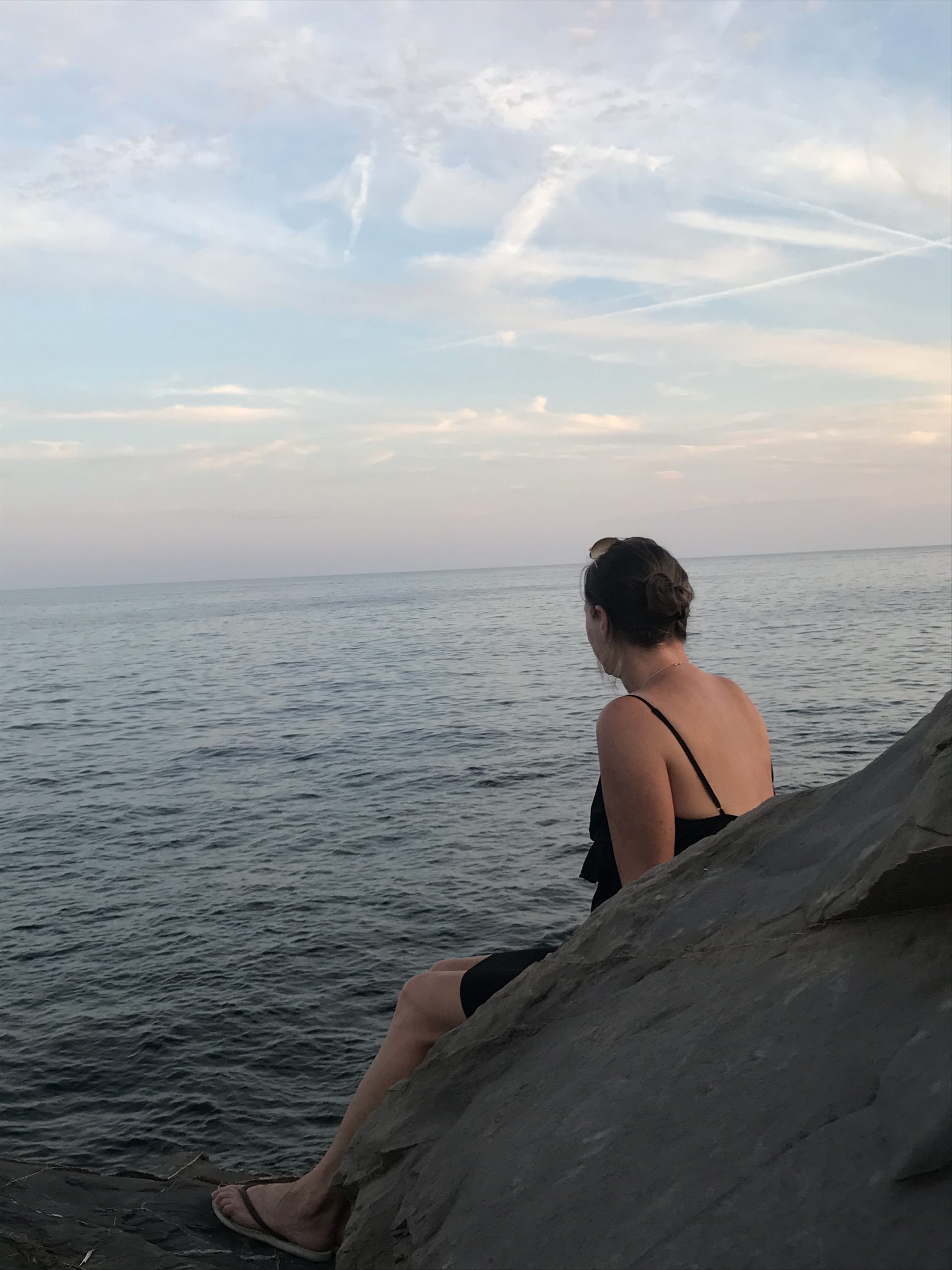 20190821_180830041_iOS Frau am Strand als Sinnbild für Auszeit