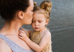 Mutter mit ihrer kleinen Tochter auf dem Arm
