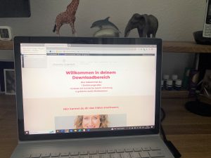 Bildschirm vom Laptop mit Downloadseite für Meditationen
