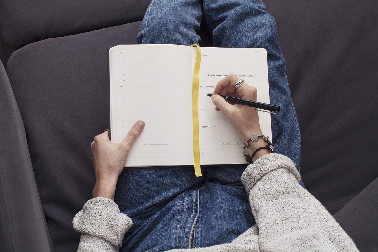 journal-2617552_1280 (1) Eine Frau hat ein Schreibheft auf dem Schoß und schreibt mit einem Stift. Und erlebt das kreative und intuitive Schreiben bei Alexandra Cordes-Guth