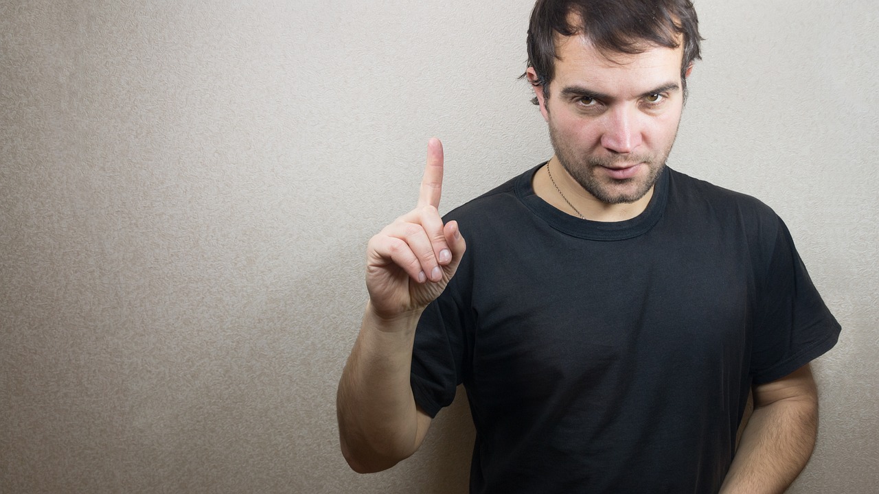 2024-5-18 finger-567279_1280 Mann mit erhobenen Zeigefinger als Sinnbild für einen Narzissten