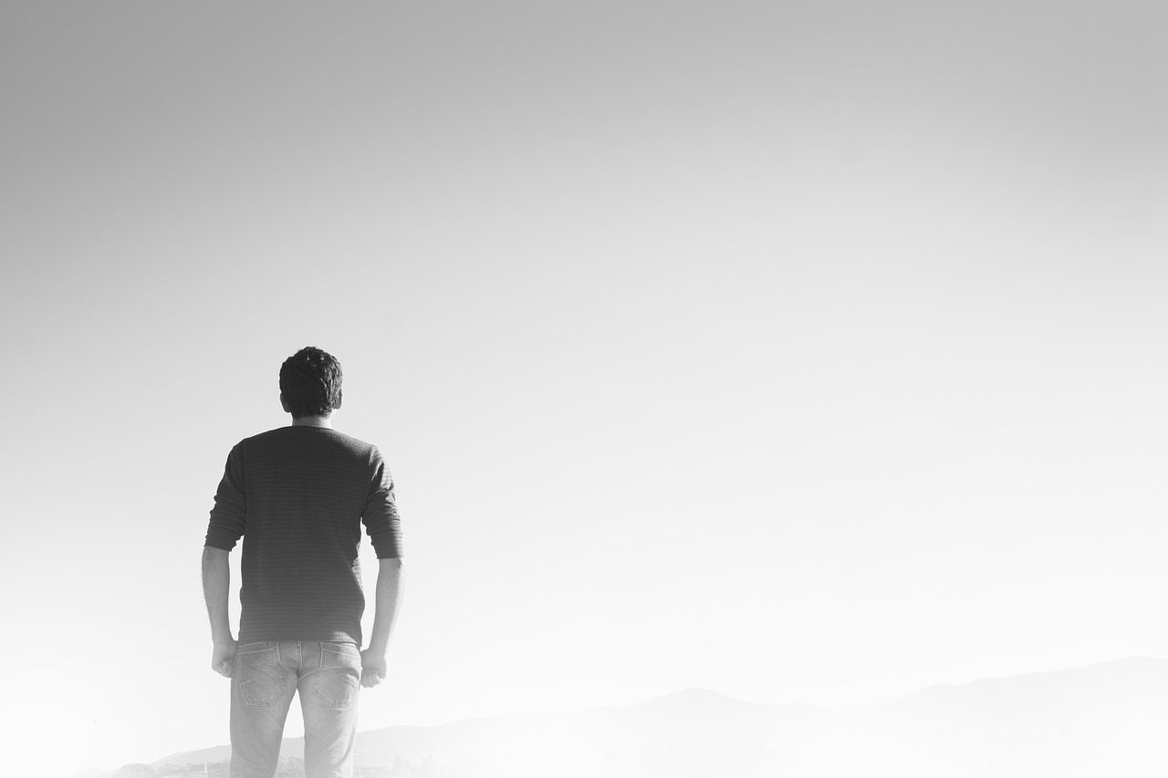 man-3296652_1280 Ein Mann von hinten zu sehen. Alles um ihn herum ist grau. Sinnbild für Einsamkeit.