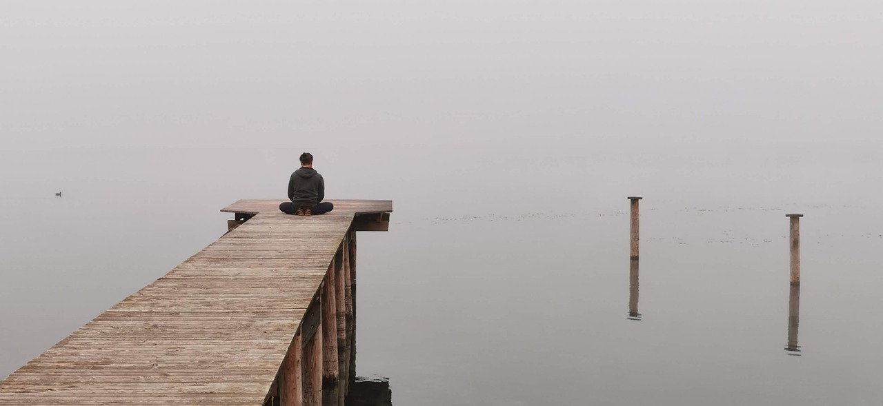 2026-4 Frieden finden Bootsseg im Nebel auf dem ein Mensch sitzt als Sinnbild für inneren Frieden