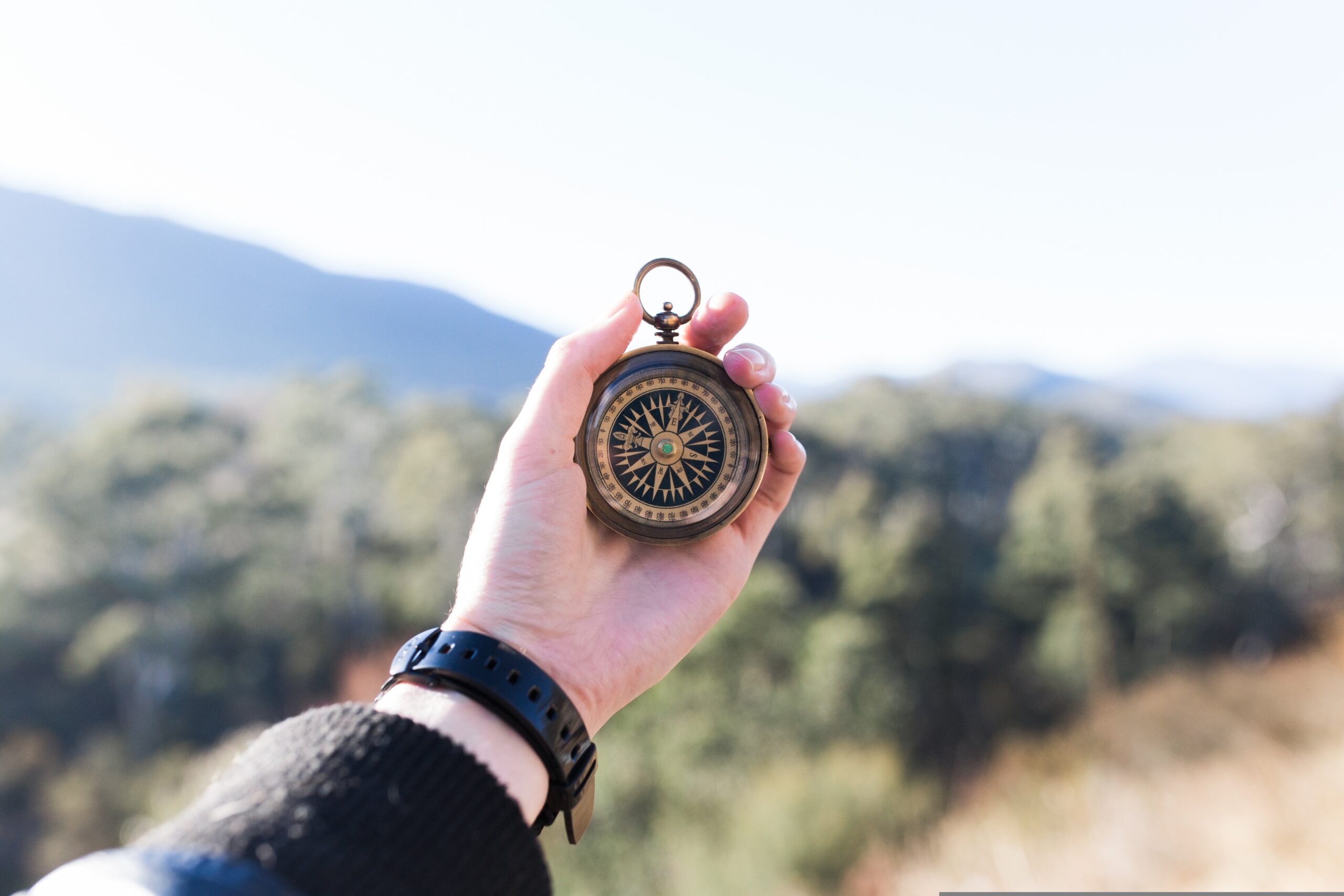 2026-4 pexels-compass-1850673 Kompass in einer Hand als Sinnbild für Spiritualität und Intuition als innerer Kompass